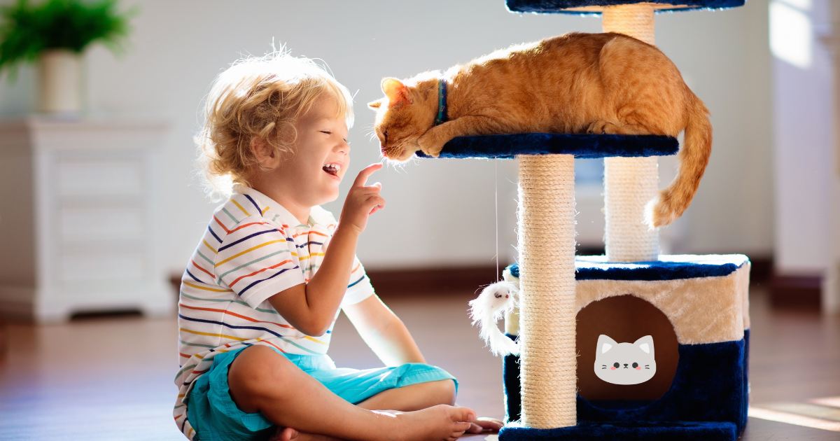 猫が子どもに優しく寄り添う様子