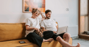 静かなリビングで新しいソファに座る二人、穏やかな時間が流れる