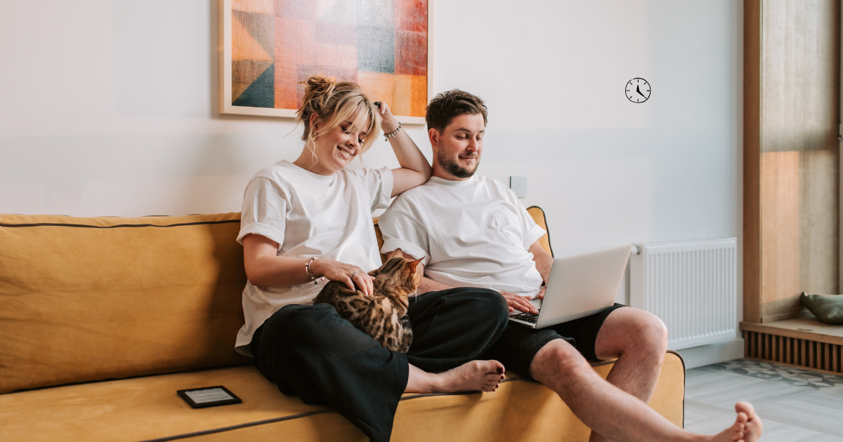 静かなリビングで新しいソファに座る二人、穏やかな時間が流れる