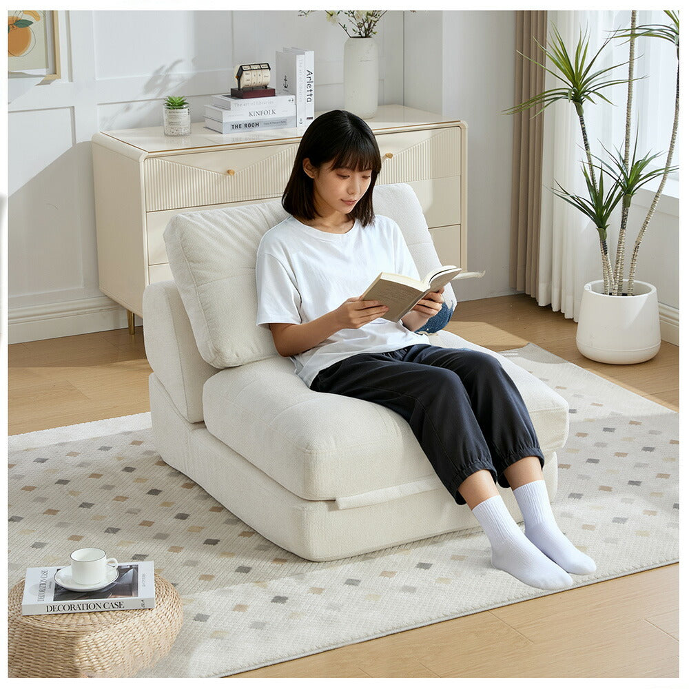一人暮らし向け折りたたみ式ソファベッドでくつろぐ暮らしのイメージ